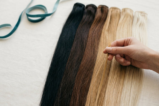Bandes d'extensions de différentes couleurs, du noir au blond polaire