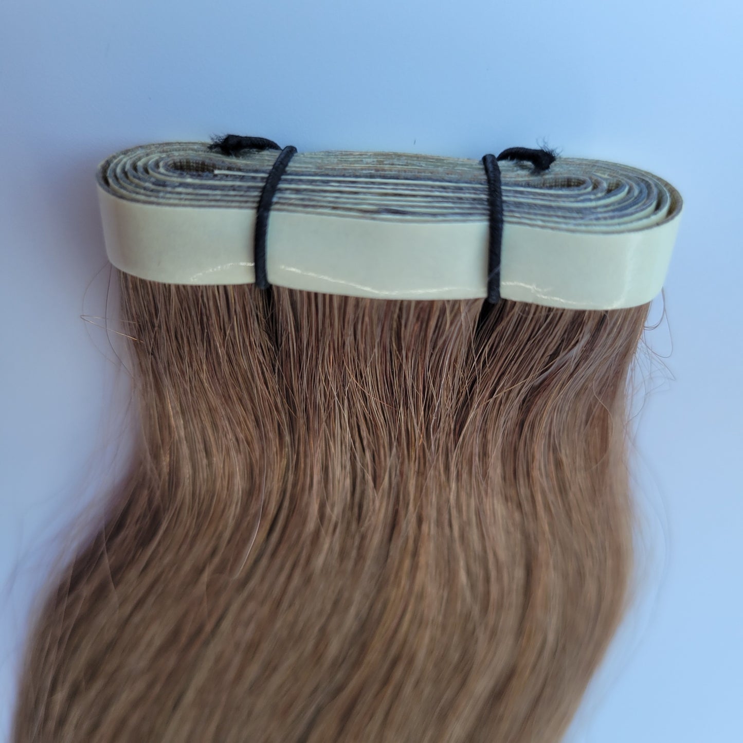 Extensions adhésives "Long Tape Weft" - Couleur #06 (Blond clair naturel doré Majirel 8.03)